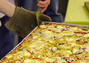 Die Pizza auf dem Blech ist fertig ausgebacken.