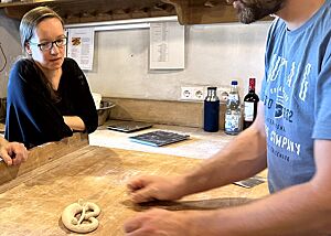 Lutz zeigt, wie eine Brezel geschlungen wird. 
