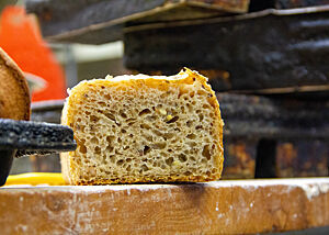 Jakobs Dinkelbrot. Das im Kasten gebackene Dinkelbrot zeigt im Anschnitt die Saaten in der lockeren Krume.