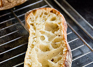 Neben Baguettes wird im Crashkurs auch geübt, wie aus demselben weichen Teig andere Brote geformt werden können.