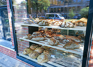 In der Auslage der Bäckerei Backstein liegen u.a. Kräuterciabatta, Roggenbrote und Weizenmischbrote.