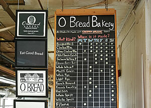 Der Brotkalender bei O Bread. Auf eine Kreidetafel ist aufgelistet, an welchen Wochentagen welche Brote gebacken werden.
