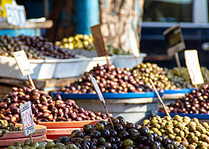 Eine große Auswahl an verschiedenen Oliven liegen an einem Marktstand in Tirana aus.