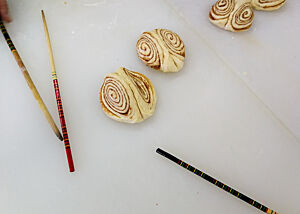 Mit Stäbchen gedrückte Franzbrötchen. Die Franzbrötchen-Teiglinge wurden mit Stäbchen eingedrückt.