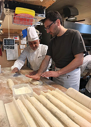 Auch ich darf ran an den Teig … Lutz Geißler formt gemeinsam mit Herrn Akashi Baguettes.
