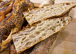 Eine Art Ciabatta, allerdings mit kleberstarkem spanischen Mehl. Ein stangenförmiges Weizenbrot zeigt im Anschnitt seine grobporige, elastische Krume.