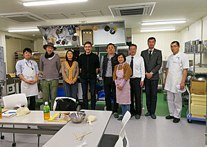 Herr Ihara, Chefbäcker der Backstube Zopf (rechts von mir), war auch bei Hoshino dabei. Gruppenbild bei dem Naturhefehersteller Hoshino: Lutz Geißler, Herr Ihara, Tomoko und Mitarbeiter der Firma Hoshino.