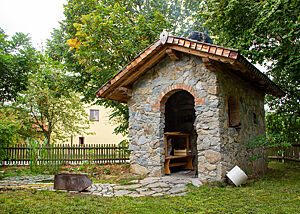Der Holzbackofen von Matthias Loidl befindet sich in einem kleinen Häuschen mit Vorraum im Garten.