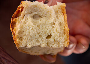 Das Weizensauerteigbrot hat eine lockere und elastische Krume.