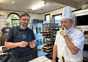 Lutz Geißler und Bäcker Ihara vor dem Etagenofen beim Verkosten eines Anpans.