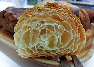 Croissant der Bäckerei „Zopf“. Im Anschnitt zeigt das Croissant die lockere, sehr elastische Krume.