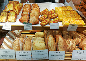 Die Auslage der Bäckerei zeigt das reichhaltige Kuchen- und Brotsortiment.
