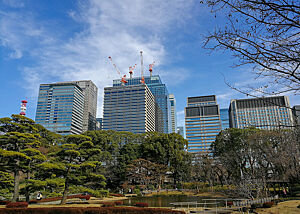 Auf Wiedersehen Japan: Blick aus dem Garten des Kaiserpalastes in Tokio. Der Blick aus dem Kaiserpalast in Tokio auf die dahinter liegenden Hochhäuser.