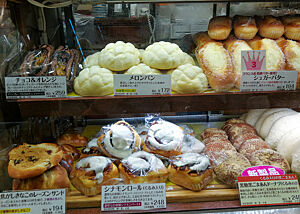 Melonenbrote und mehr. In der Auslange der Bäckerei liegen Melonenbrote und anderes Gebäck.