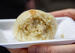 Ein Manju mit süßer Tofu-Füllung Ein Manju mit süßer Tofu-Füllung
