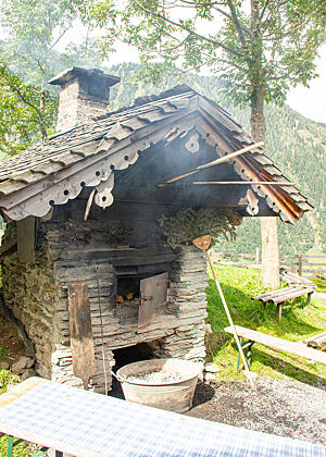 Der Holzbackofen von Roswitha ist angeheizt. Die Vorbereitung der Brote kann weitergehen.