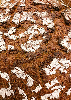 Roggenbrot. Das kräftig ausgebackenes Roggenbrot zeigt Risse auf der leicht bemehlten Kruste.
