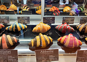 Farbenfrohe Croissants, herausragend gut. Bunte Croissants mit perfekter Schichtung.