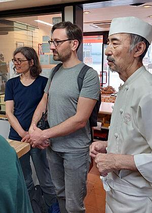 Christina Weiß, Lutz Geißler und Yuji Koyama in dessen Backstube.