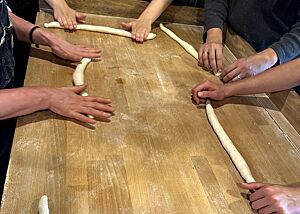 Nach der Zwischengare wurden die rundgeschliffenen Teiglinge zu langen Strängen geformt. 