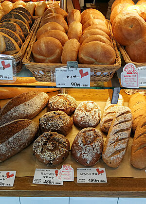 Auslage der Bäckerei „Tanne“. In der Auslage der Bäckerei „Tanne“ liegen Kaiser- und Doppelsemmeln sowie verschiedene Sorten Brot.