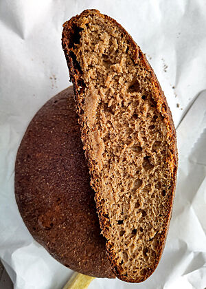 Klitischig, sauer, süß: Brotfehler aufgrund starker Enzymatik Der Anschnitt eines Roggenbrotes. Die Krume ist durch das Schneiden verschmiert und nasskrümelig.
