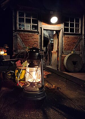 Abendstimmung am Backhaus Der Vorplatz vom Backhaus wurde unter anderem mit Öllampen beleuchtet.