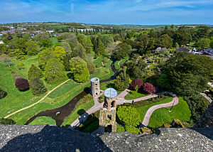 Der Park von Blarney Castle. Wunderschöner grüner Park rund ums Blarney Castle von der Burg aus betrachtet.