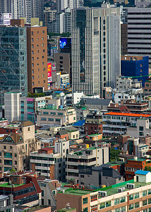 Wuselig, geordnet, chaotisch, liebenswert: Seoul. Ein Blick von oben auf unterschiedlichste Häuser in Korea.