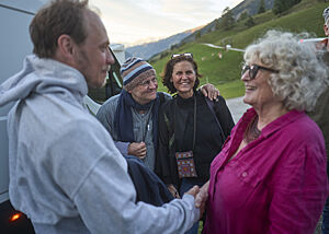 Jesper Gøtz und Roswitha Huber schütteln sich lächelnd die Hände (vorn), Arnd und Michaela Erbel stehen lächelnd daneben (hinten).