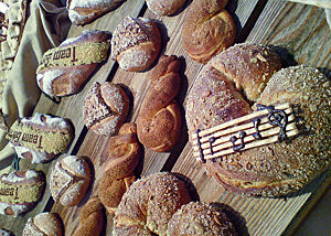Ein Blick auf den Tisch des deutschen Teams beim Internationalen Bäckerwettbewerb zum Thema Musik. Ein toll dekoriertes Brot mit einem Notensystem aus Gebäckstangen.