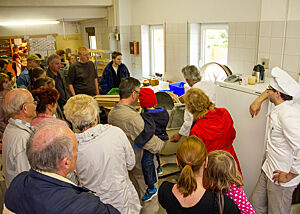 … und diese die Backstube inspizieren … Besucher schauen sich die Backstube der Bäckerei Fischer an.