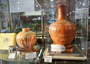 Im Schaufenster des Baumkuchenbäckers sind aus Baumkuchen hergestellte Vasen zu bewundern.