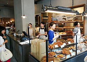 Moderner Verkaufsraum und … Blick in den Verkaufsraum der japanischen Bäckerei „bricolage bread & co.“