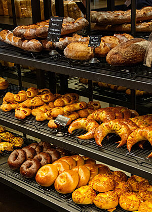 In einem Regal der Cicon Bakery in Kyoto liegen Brote, Hörnchen und Bagels.