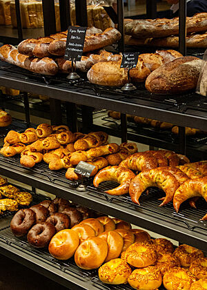 In einem Regal der Cicon Bakery in Kyoto liegen Brote, Hörnchen und Bagels.