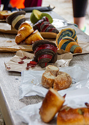 Croissants und Kleingebäcke liegen auf einer Parkbank in Kyoto.