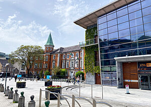 Opernhaus (rechts) und Crawford Art Gallery (links) in Cork. Gelungener Verbund von alter und moderner Architektur in Cork.