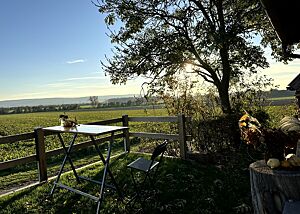 Während unserer Kaffeepausen konnten wir den Weitblick über die angrenzenden Felder bis hin zum Deister genießen.