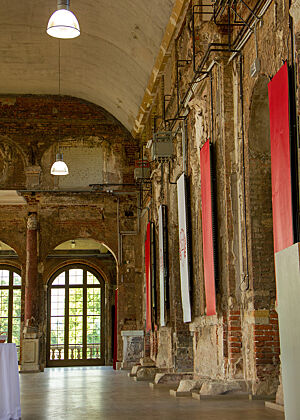 Vor dem alten Mauerwerk im Inneren des Palais wurden rote und weiße Fahnen aufgehängt.