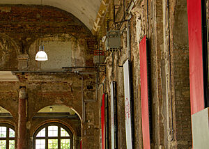 Vor dem alten Mauerwerk im Inneren des Palais wurden rote und weiße Fahnen aufgehängt.