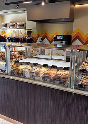 Blick in die Auslage der Parnell Street Bakery in Dublin. Hinter einer Glasscheibe liegen verschiedene Focaccia.