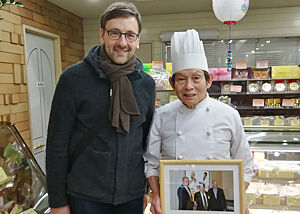 Zu Gast bei einer Baumkuchenkonditorei, deren Bäcker seit 1965 Baumkuchen bäckt. Diese Kunst hat er damals in Hamburg gelernt. Lutz Geißler steht neben einem Baumkuchenbäcker in seiner Konditorei.