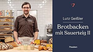 Lutz Geißler steht in seiner Backstube. Auf der Arbeitsplatte im Vordergrund stehen drei Gläser mit Anstellgut. Rechts und links liegen verschiedene Backwaren.