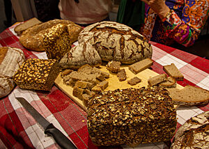 Brotverkostung am Messestand meines Verlages: Neben den mitgebrachten Broten der Freikartengewinner habe ich auch ein Bäckerbrot und ein Diskounterbrot untergeschmuggelt. Verschiedene Brote wurden in kleine Stückchen geschnitten, um von den Messebesuchern verkostet zu werden.