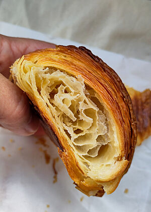 Das Croissant der Russell Street Bakery – besser geht es kaum. Aufgerissenes Croissant mit perfekter Wabenstruktur.