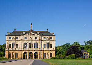 Blick auf den Palais Großer Garten in Dresden vor wolkenlosem Himmel.