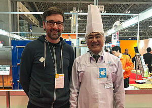 Ein Bekannter aus dem vergangenen Jahr: Dieser nette Mann ist Mitarbeiter der Mühle Torigoe und stellte damals im Schneidersitz für mich 10 kg Roggenschrot mit dem Hammer her … Lutz Geißler steht mit einem Mühlenmitarbeiter auf der Messe MOBAC.