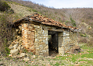Die alte, kleine, verfallene Mühle wurde aus Stein gebaut.