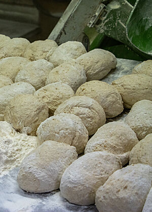 Maschinell gewirkte Teiglinge in der Bäckerei von Holzofenbäcker Giovanni Larghetti. Maschinell gewirkte Teiglinge in der Bäckerei von Holzofenbäcker Giovanni Larghetti.